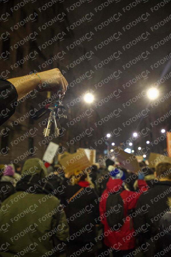 Mano con mazzo di chiavi, manifestazione transfemminista, Non una di meno