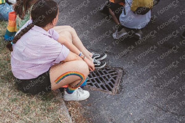 Ragazza con un arcobaleno