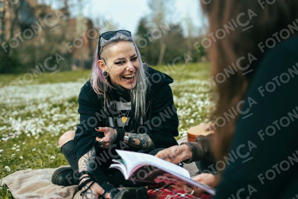 Persona sorridente al parco